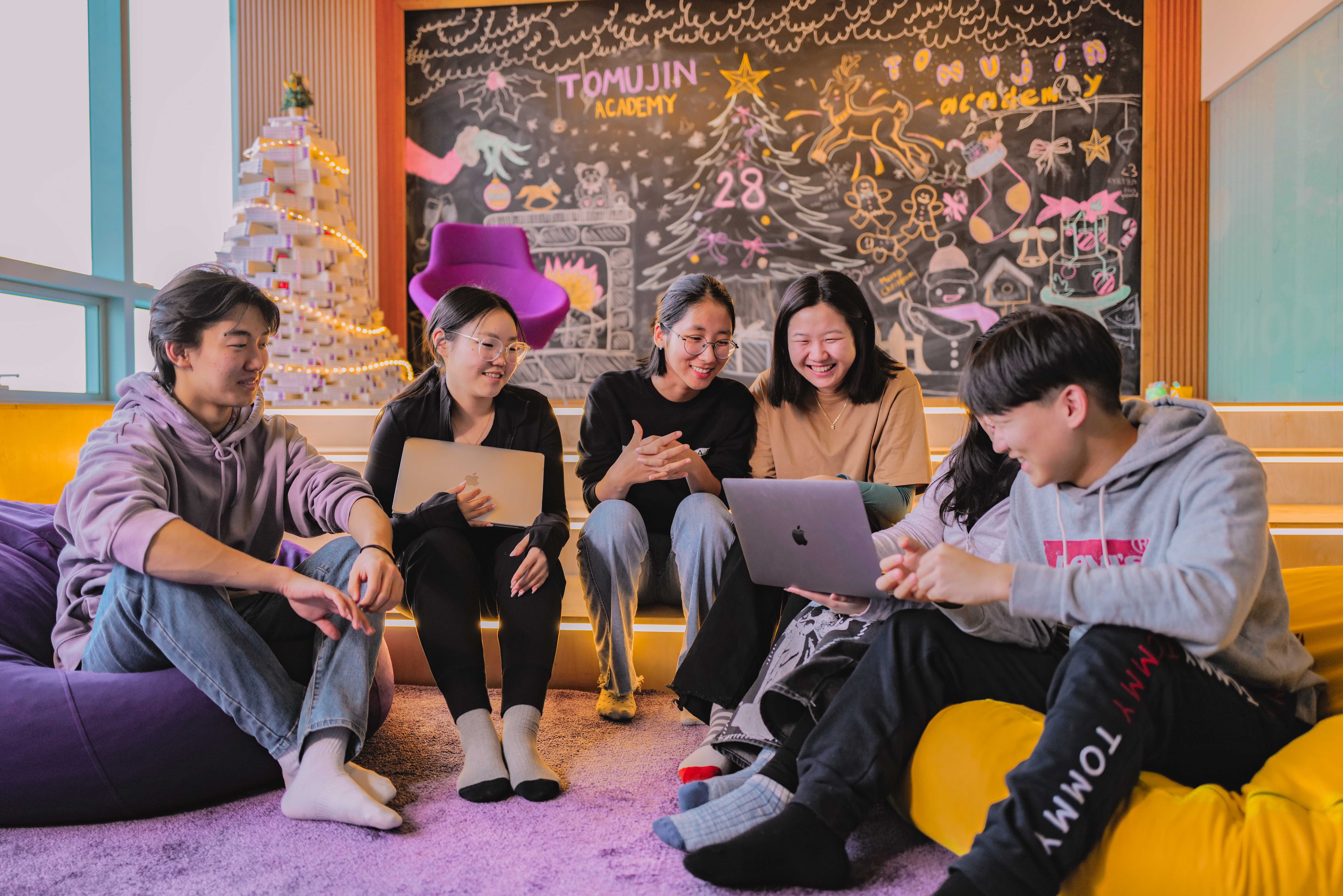 TOMUJIN ACADEMY students collaborating