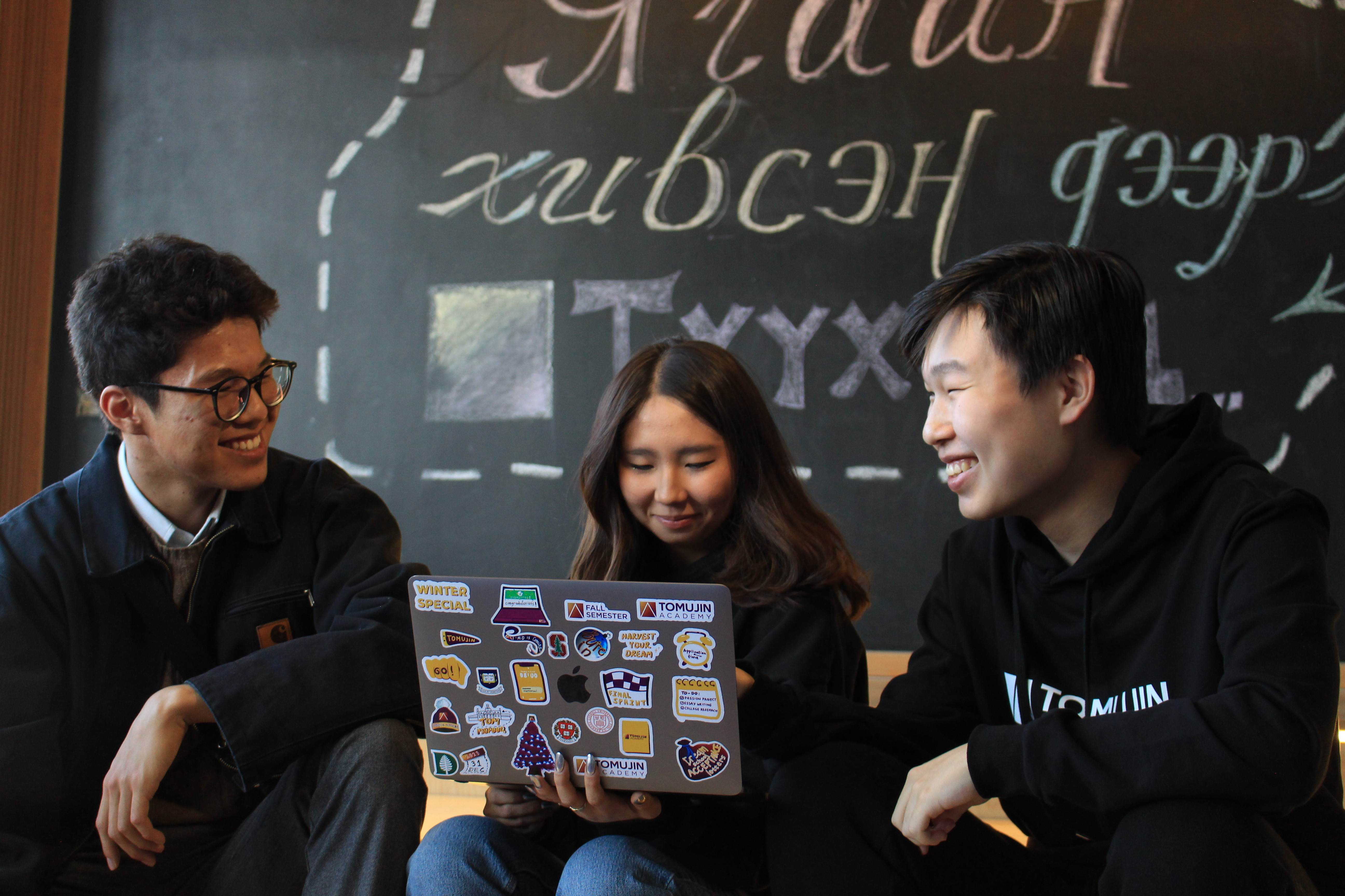 TOMUJIN ACADEMY students collaborating